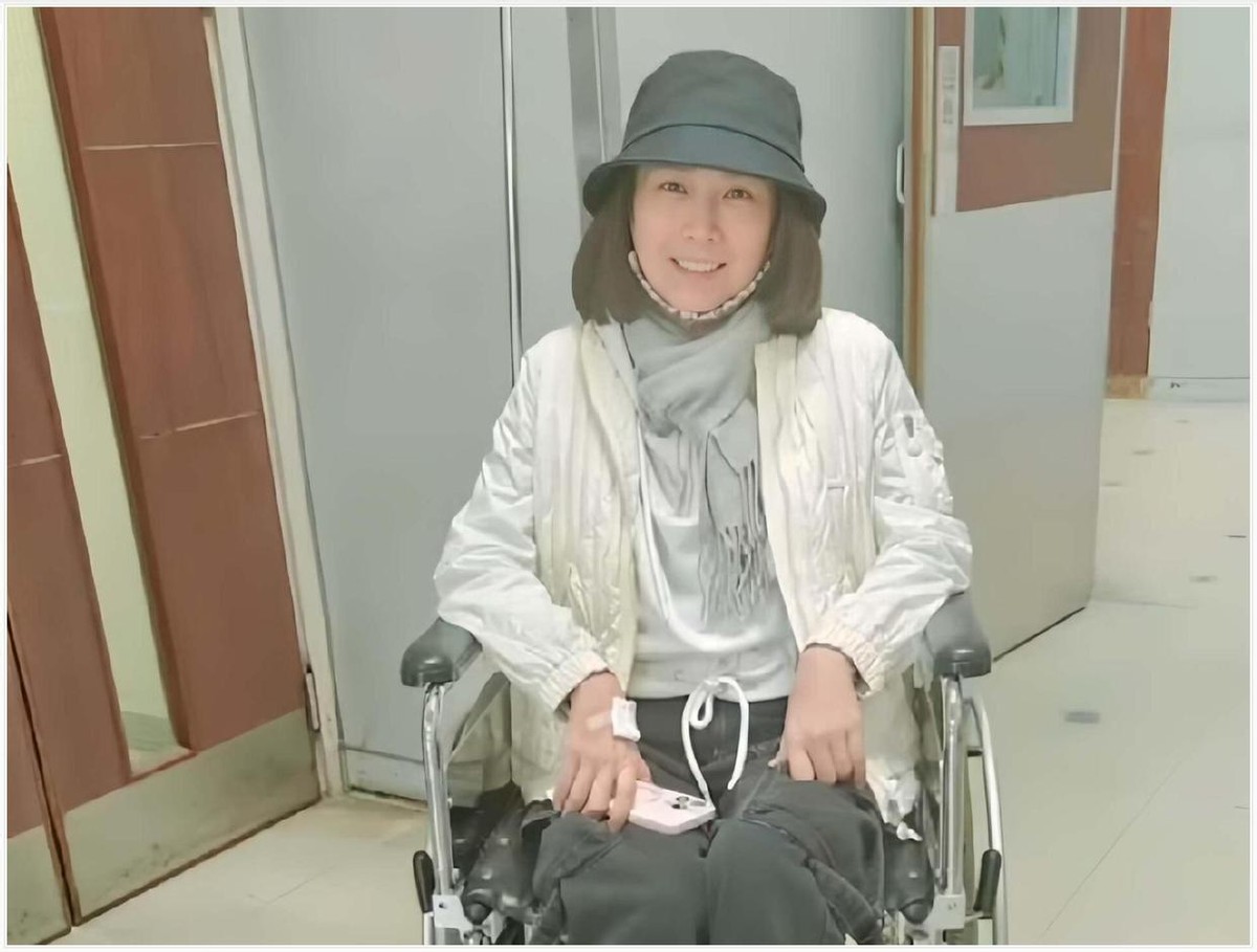 51岁港姐癌症晚期自曝已办追思会，称身体流脓发臭，标靶药已无效