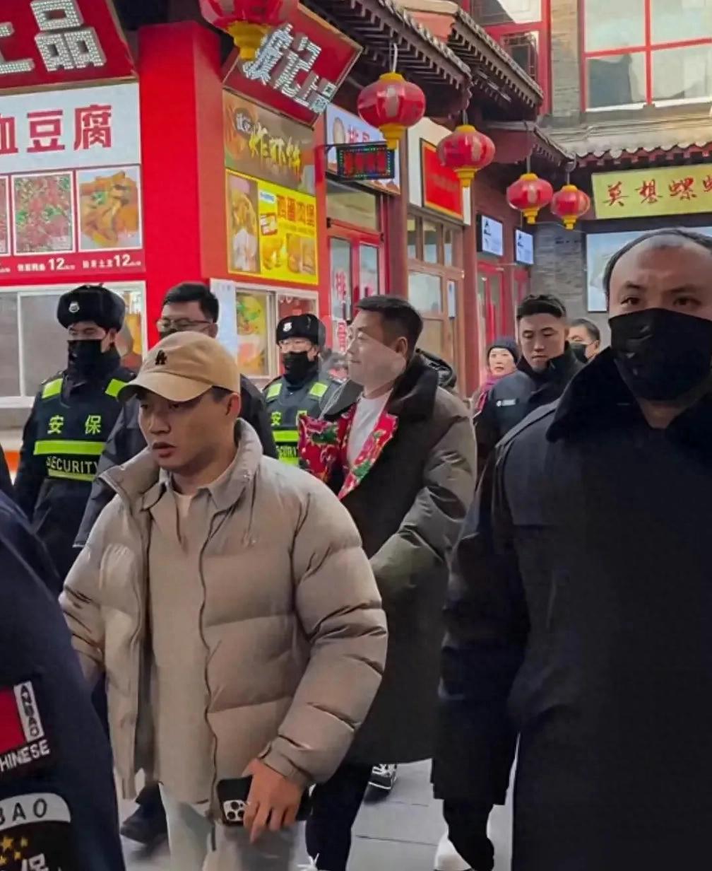 47岁宋晓峰现身沈阳，街上无人却有十几个保镖开道，排场十足有范