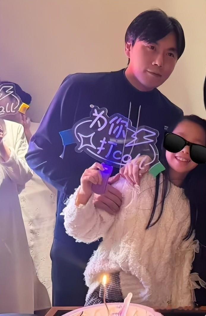 伊能静58岁生日晒全家福，穿黑裙很显清纯，秦昊暴瘦黑又老像父女