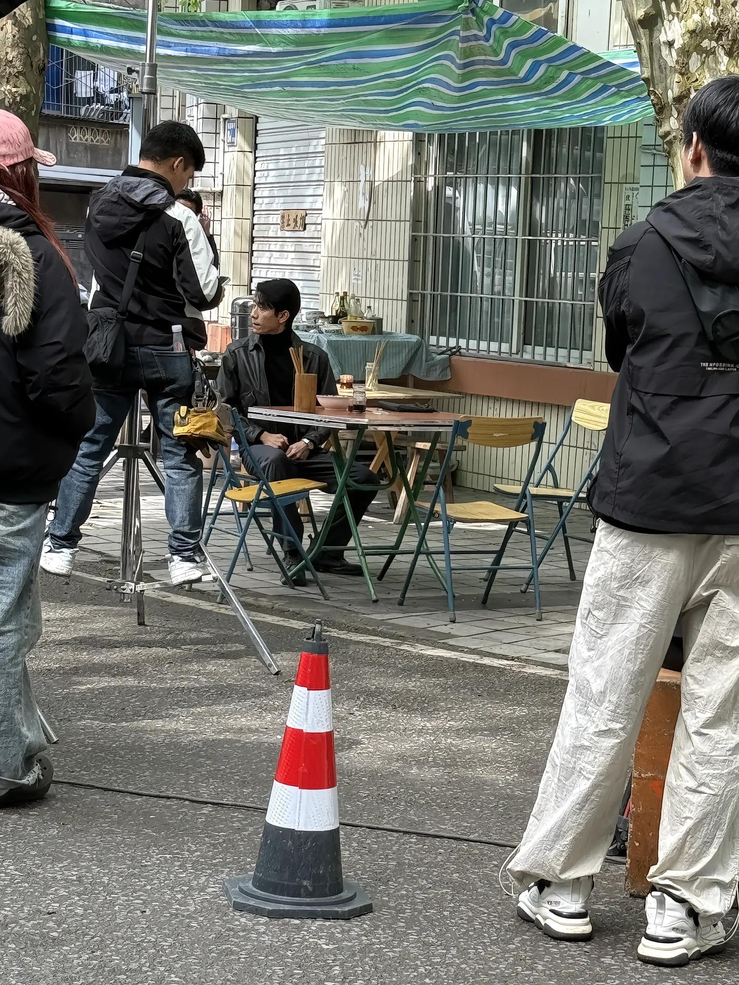 张一山重庆拍戏被偶遇，本人比电视上还帅痞帅，就是看着太瘦了吧