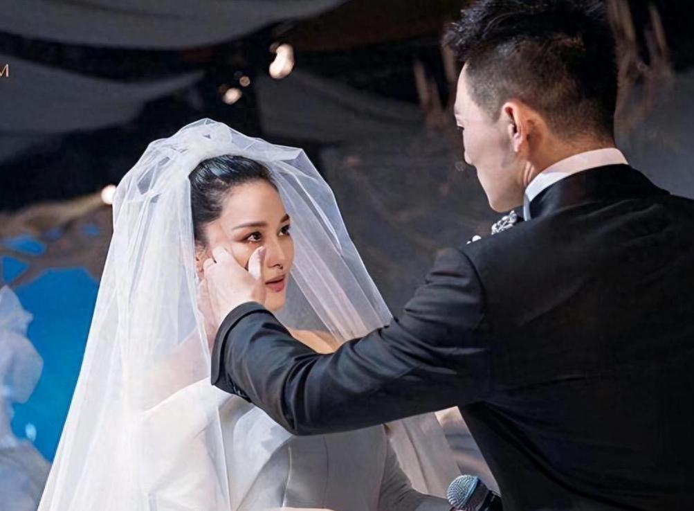 看了热搜上的张馨予，才明白她与何捷婚姻的真相，贾静雯真说对了