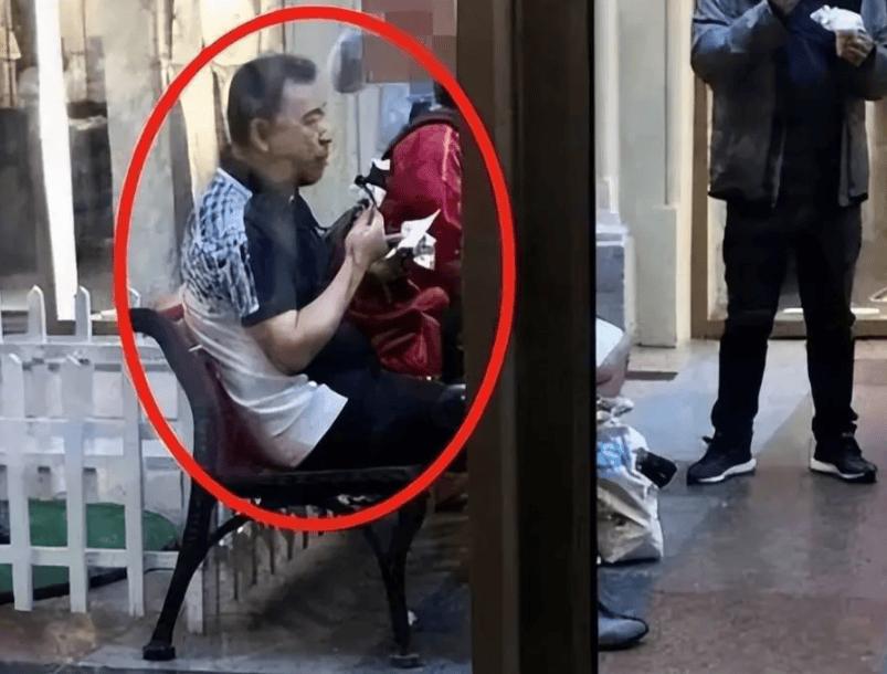 64岁张宏民近况，无儿无女不结婚，一生未爱别人，晚年生活很精致