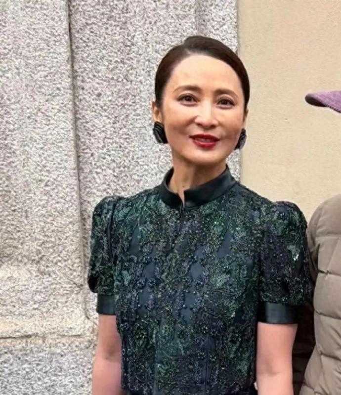50岁蒋勤勤现身意大利街头被偶遇，她的打扮好贵气，全身都是名牌