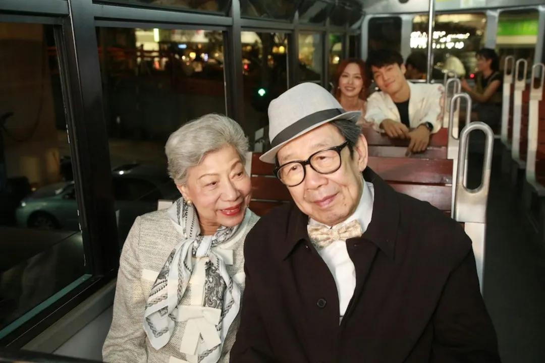 91歲羅蘭與張國強飲茶精靈擺Pose，去年跌傷入院雙腿現凹痕惹擔憂