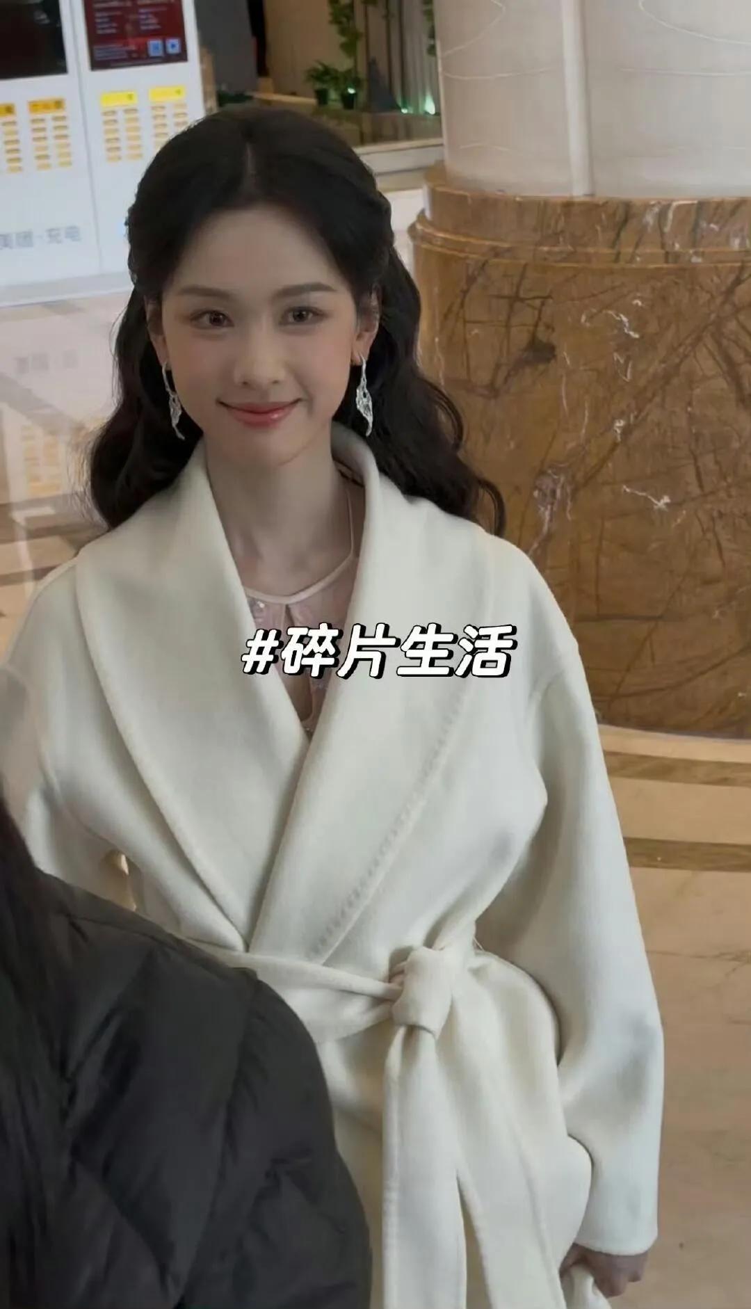 章子怡穿红裙录春晚，陈妍希娇俏，于适站蓝羽身边，张译很帅气