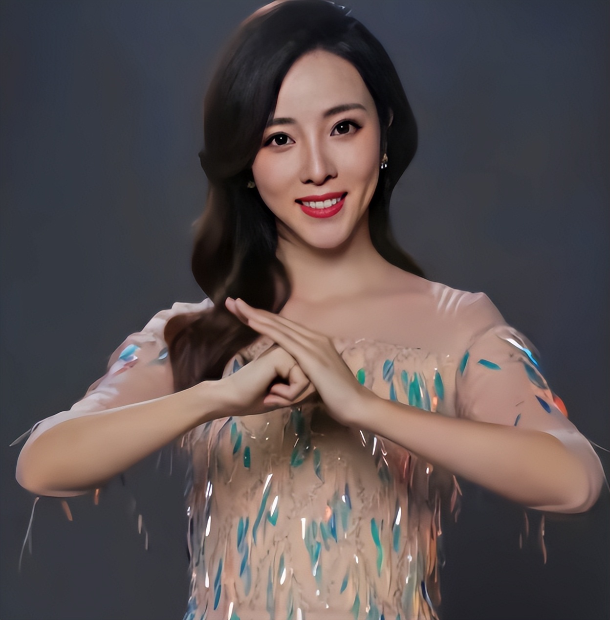 李思思现身河北县城商演，穿搭臃肿气质全无，央视名嘴落差太扎心