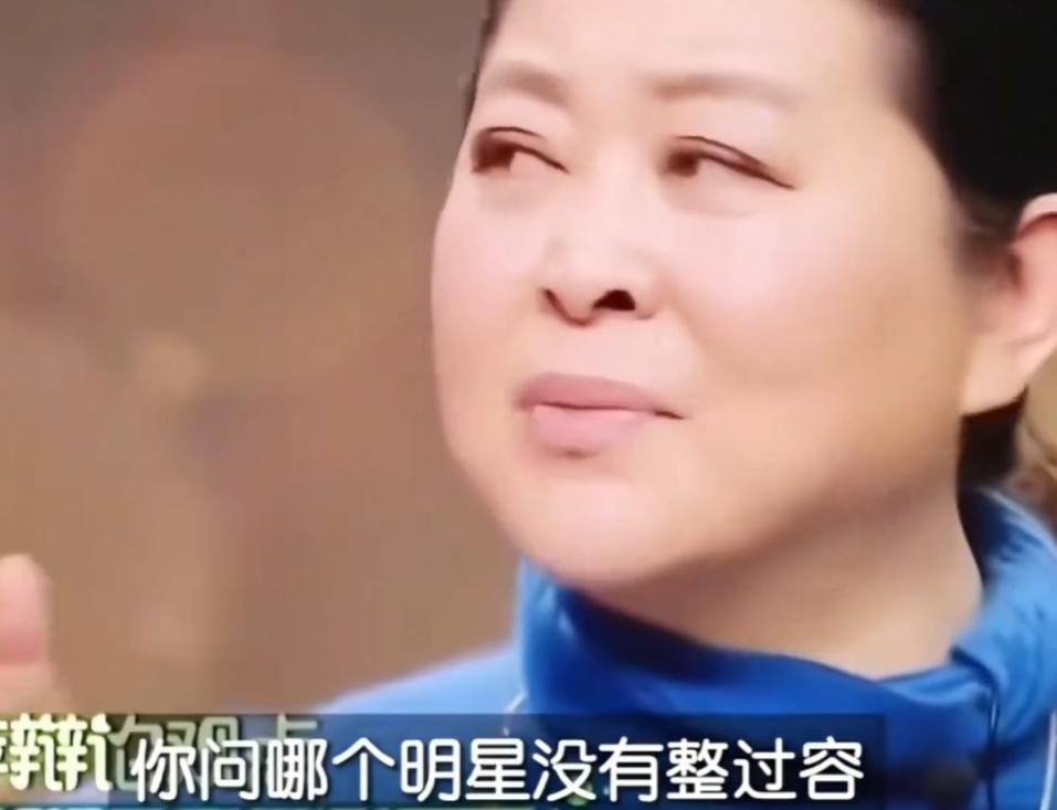 46岁章子怡香港被遇，医美过度脸大了一圈，网友惋惜失去骨相优势