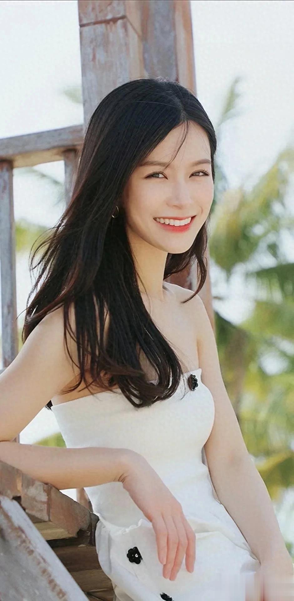 文咏珊写真鉴赏|露肩白纱裙,气质拿捏了