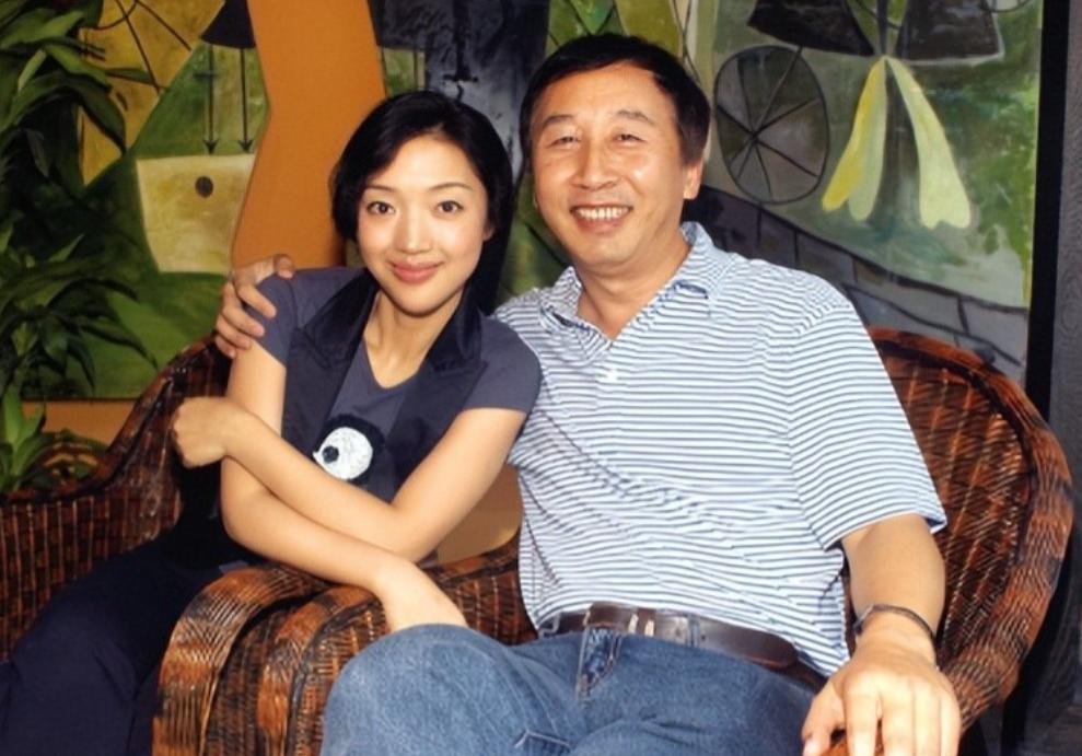 原来他们是两口子，相差20岁，丈夫是导演，为妻子量身定做女主角