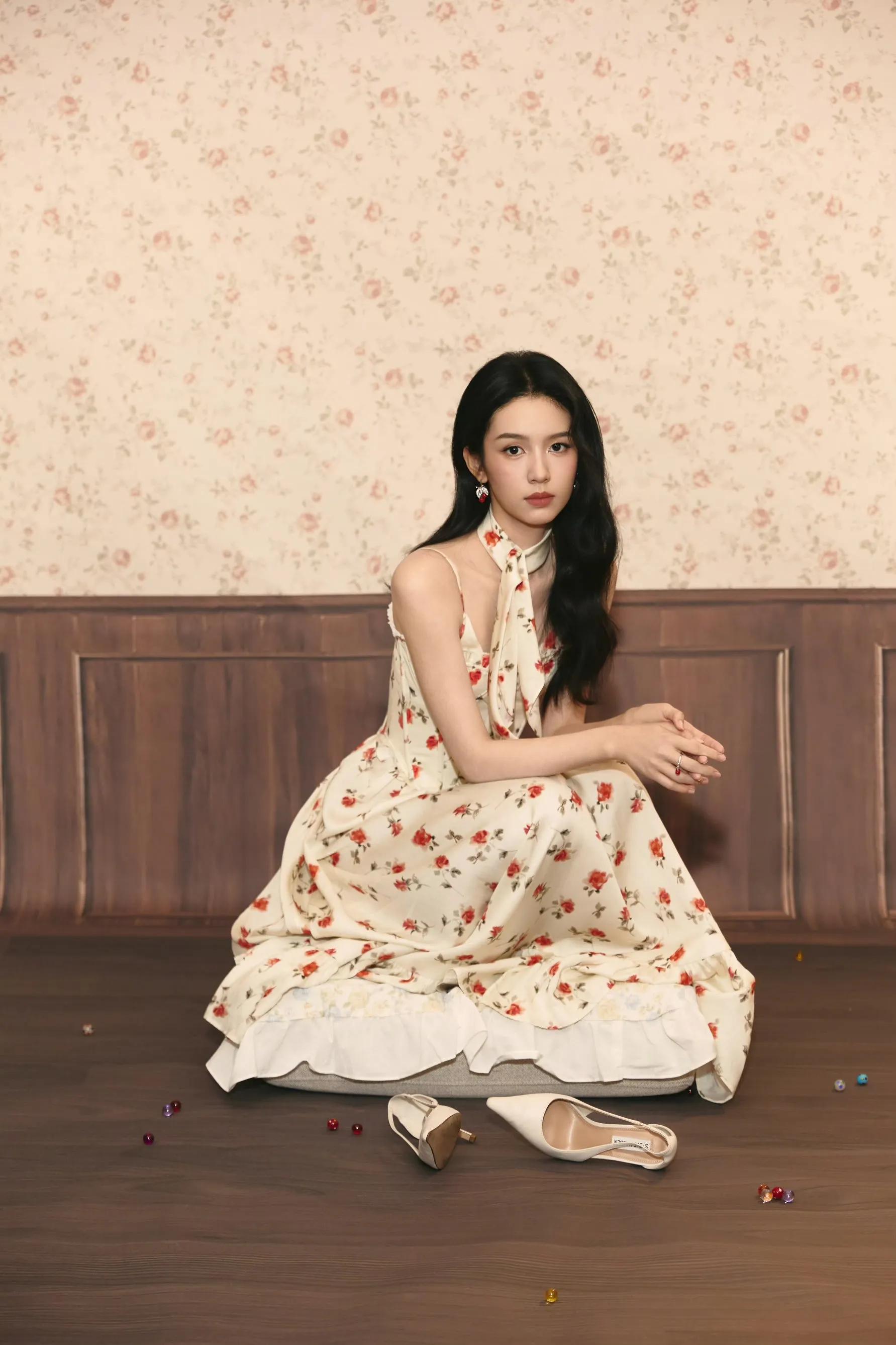 周也吊带裙写真