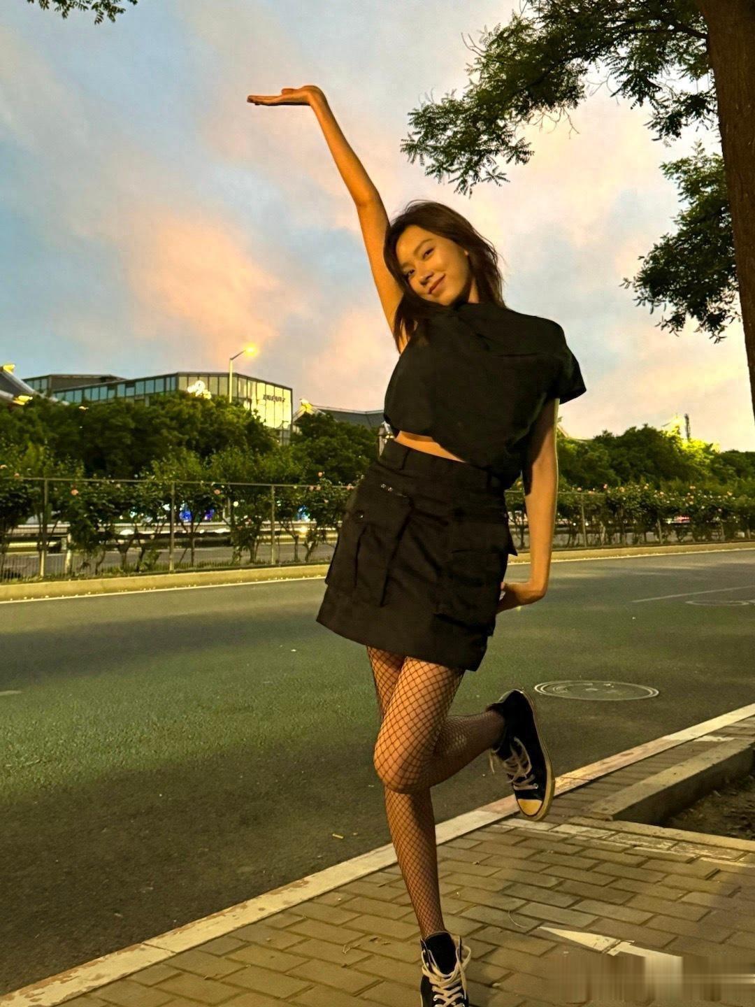 孙嘉灵私服美图集：高挑甜美的小姐姐。