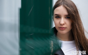 我注资跟朋友合伙开店，她们却为了五千块的分红将我驱逐，可我撤资后她们却慌了