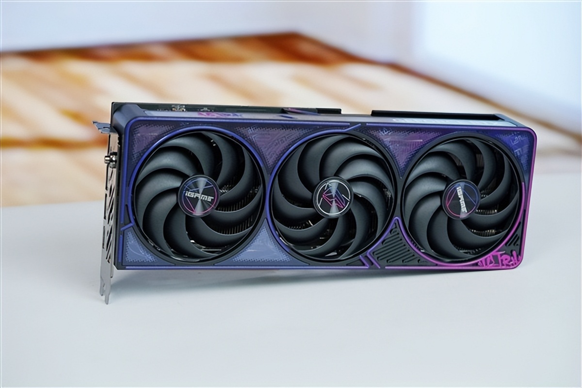 嘻哈涂鴉太吸睛！七彩虹RTX 5070 Ultra OC 12GB圖賞