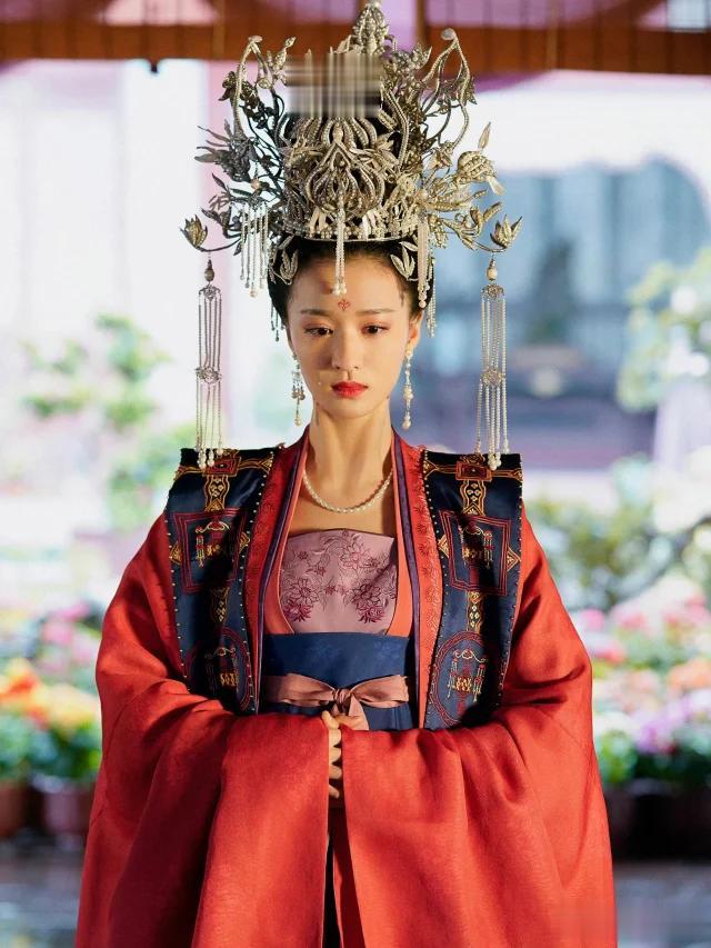 老天赏饭吃的颜值！王楚然巴黎路透杀疯了，95花大青衣实至名归