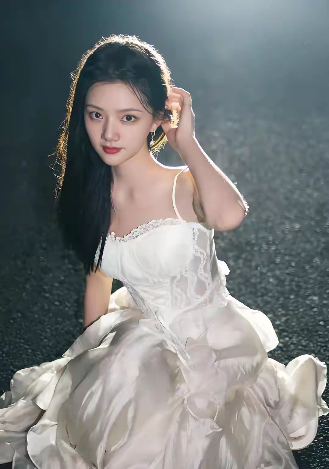 任敏‖顾盼生辉彩，回眸百媚生