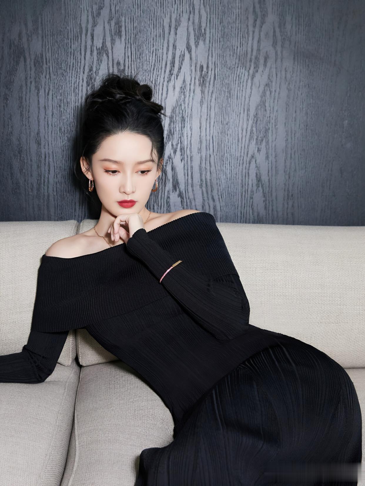 李沁红唇黑裙写真！冷调氛围下的优雅张力