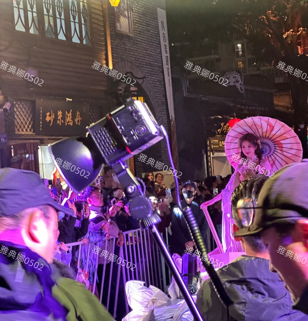 毛晓彤的美貌被低估了，她今天现身福州扮花车女神，本人好美好甜