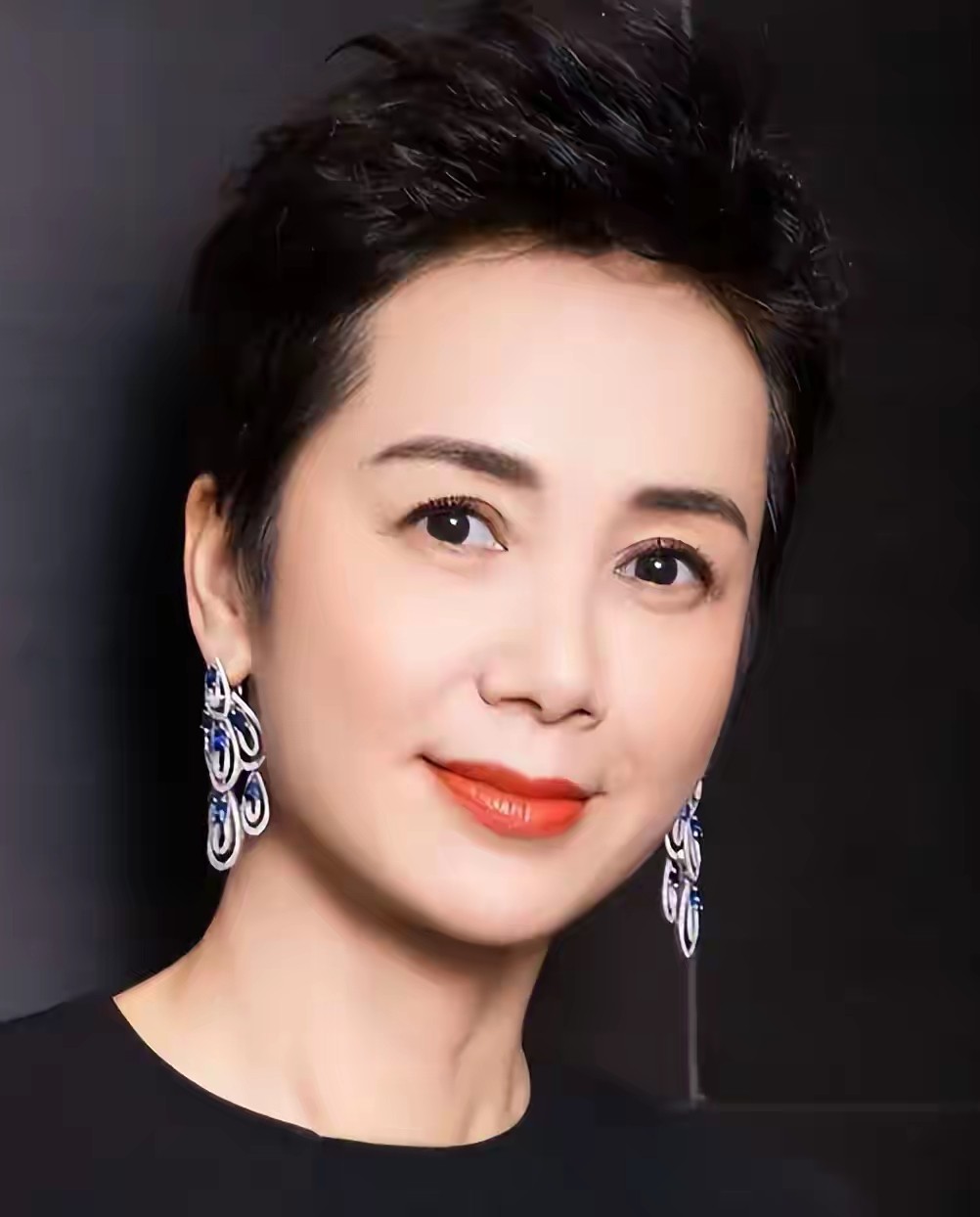 “逃”到英国，“包养”男大学生？59岁的蒋雯丽，终于不用再装了