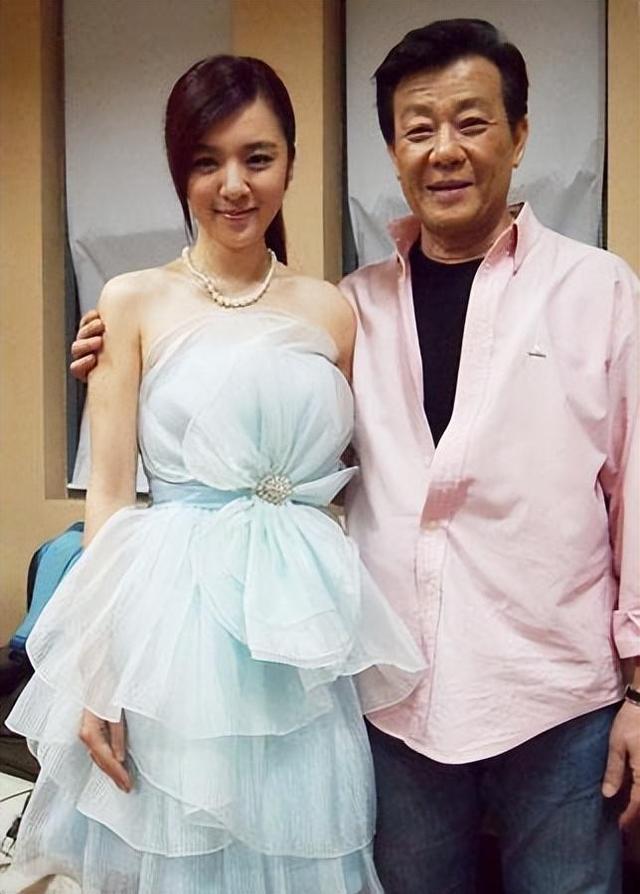 她知三当三，和有妇之夫生活近30年，如今带娃定居美国生活很潇洒