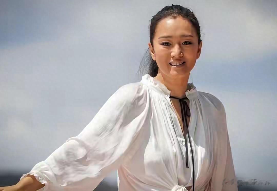 章小蕙去逛故宫穿得真时髦：衬衫+半身裙+穆勒鞋，63岁美出新高度