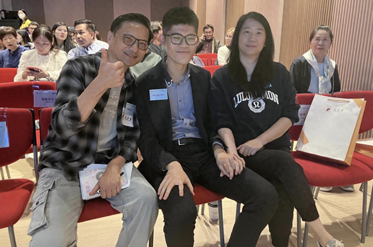 陈锦鸿18岁自闭症儿子罕露脸，公开演出成钢琴家，陈锦鸿一脸自豪