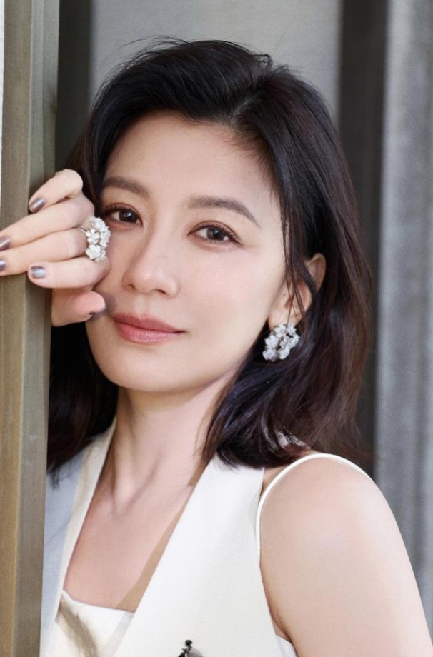 美到犯规，贾静雯白色露肩装，优雅气质杀