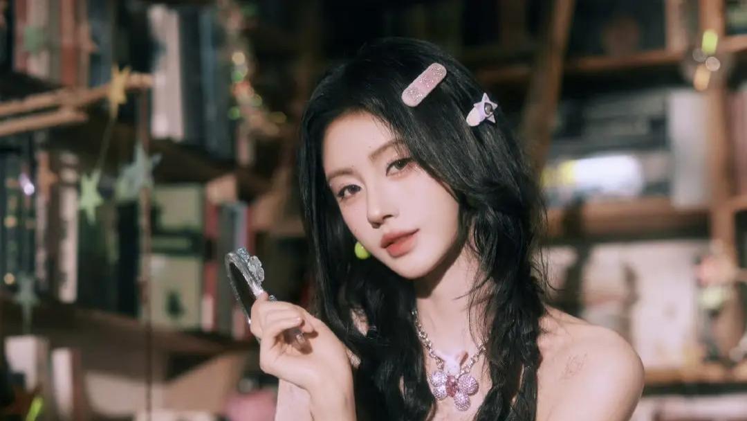 鞠婧祎珍珠腰链造型出圈，甜酷风格引全网热议