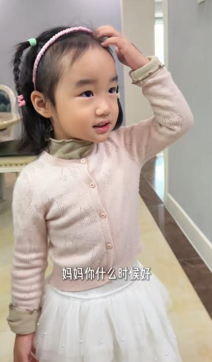 李亚鹏前妻腊八做饭，五菜一汤4岁女儿很开心，网友：啥时候复婚