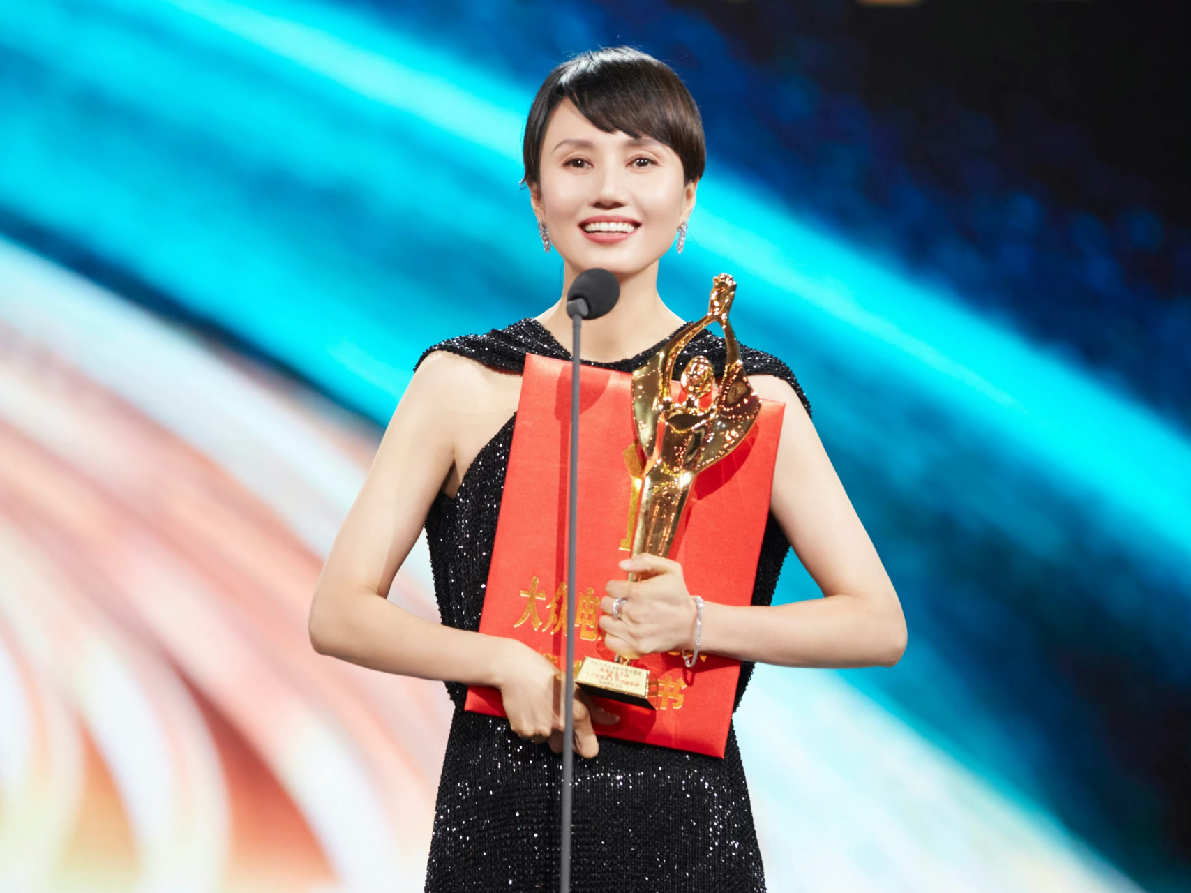 正式官宣!47 岁袁泉再破天花板,夏雨出力不少,娱乐圈地位又变了