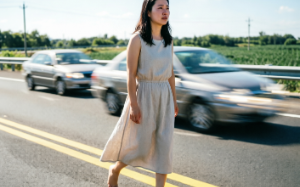 五一自驾高速上我被男友扔下车，五小时后那通电话打来我泣不成声……