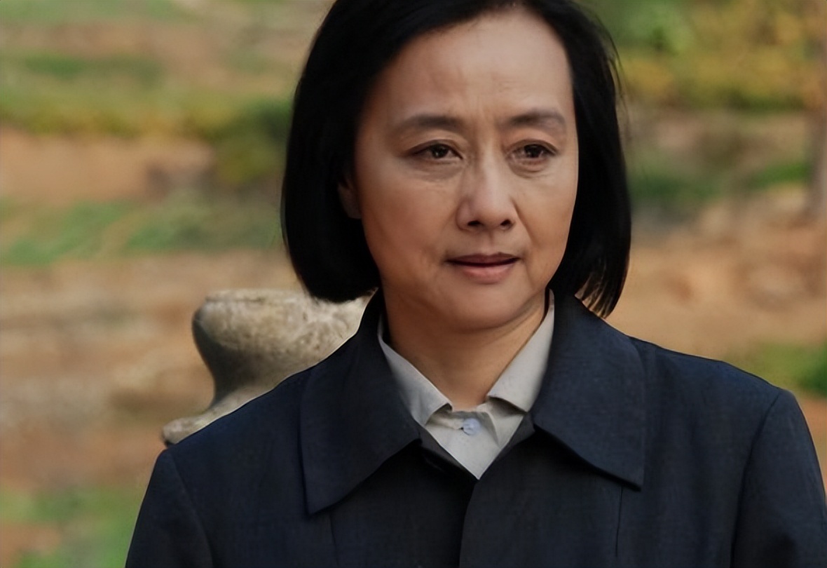 如今隐居上海的黄梅莹，和儿子彻底划清界限后，75岁越活越潇洒