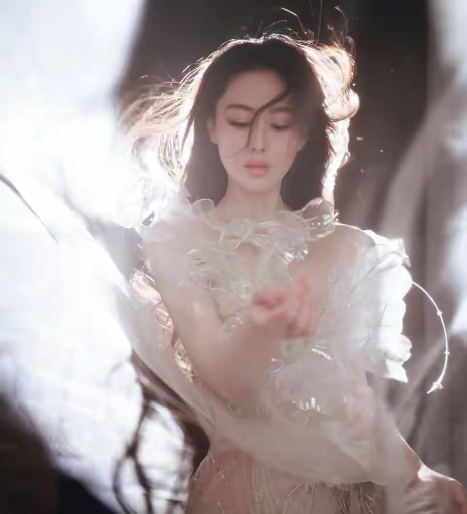 张馨予穿白裙发古墓派三字，网友：这哪是营业，分明是下凡打卡！