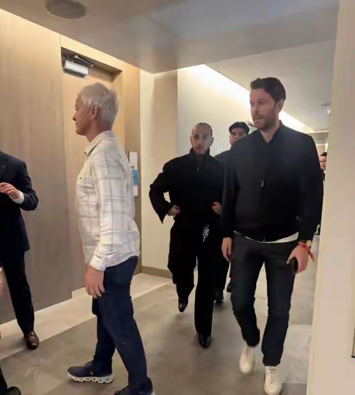 恋情公开?汉密尔顿与金·卡戴珊在超级碗引发轰动,两人共处包厢