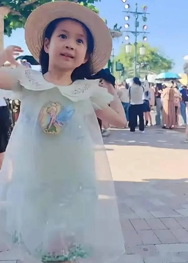 王阳带6岁女儿上山挖笋！和高斯穿情侣装很甜蜜，戏里戏外好男人