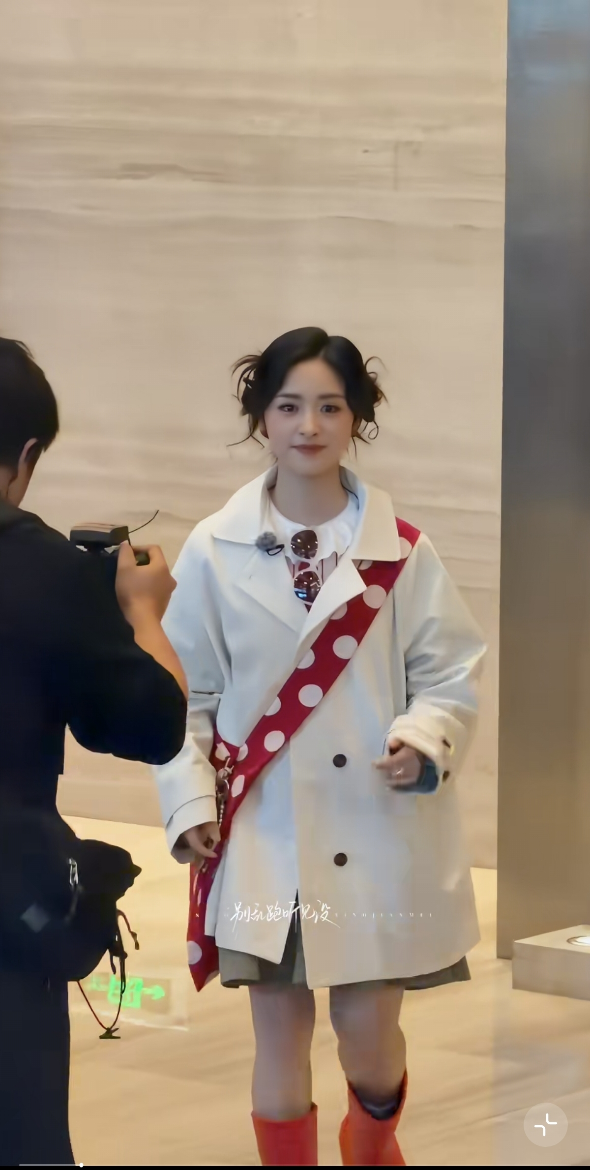 好元气！沈月今日上班路透，扎2个丸子头好萌，红雨靴真抢镜呀