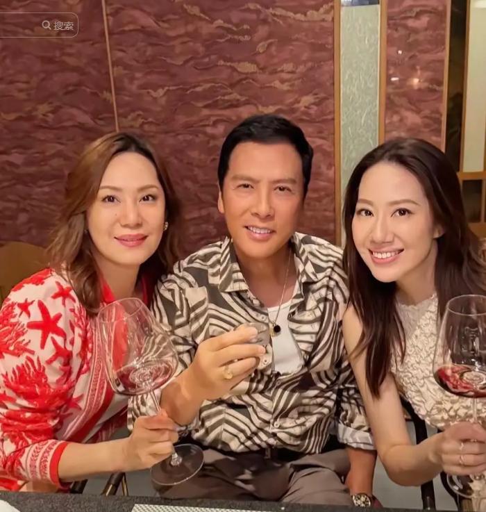 60岁温碧霞现身活动，穿公主裙皮肤紧致，45岁汪诗诗人高马大显老