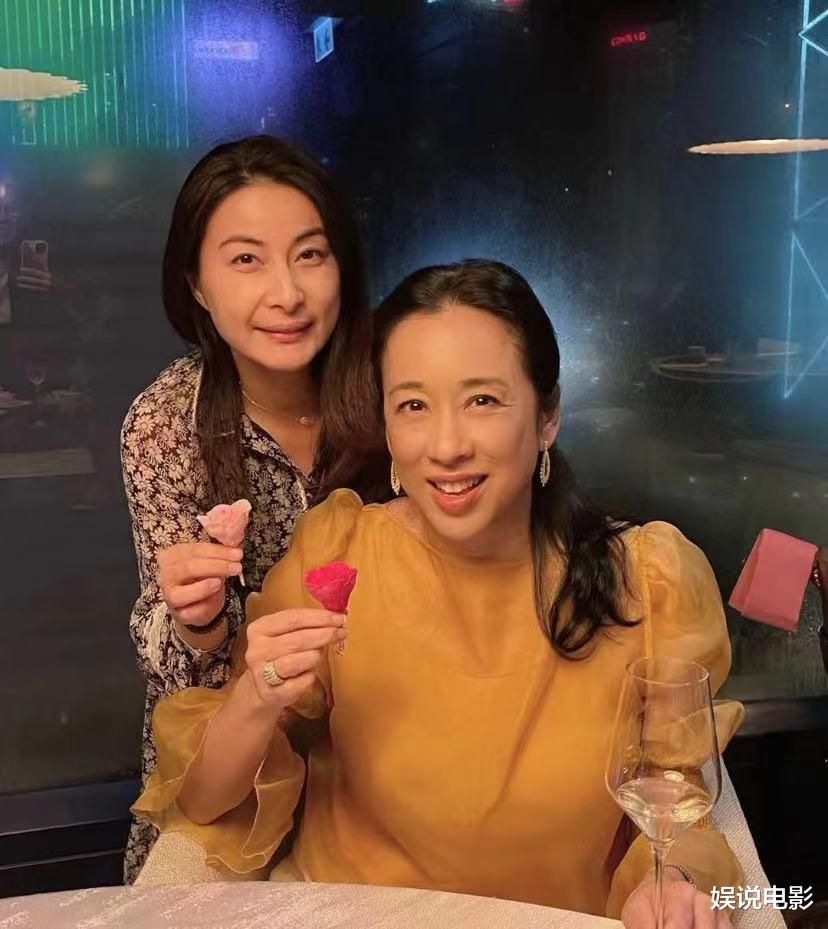 霍启刚透露，不当香港小姐评委的原因，因为妈妈会第一个拒绝