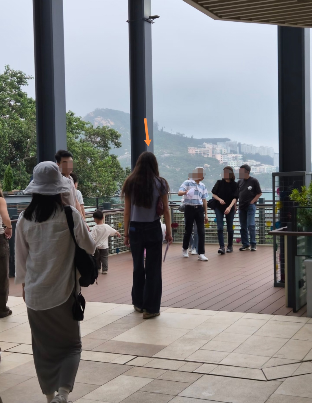 香港偶遇邓文迪小女儿，手长脚长高高瘦瘦，看打扮一点也不高调