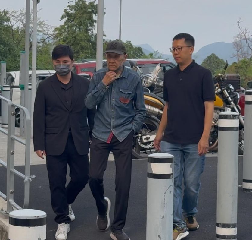 81岁港星李家鼎为前妻守灵到天黑，心力憔悴吃泡面充饥，双手发抖瘦脱相