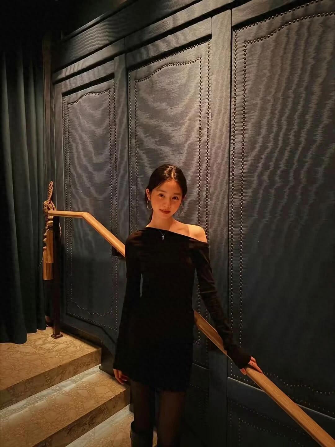 黄多多晒近照被质疑，学生非要走性感路线，风尘味很重人妻感满满