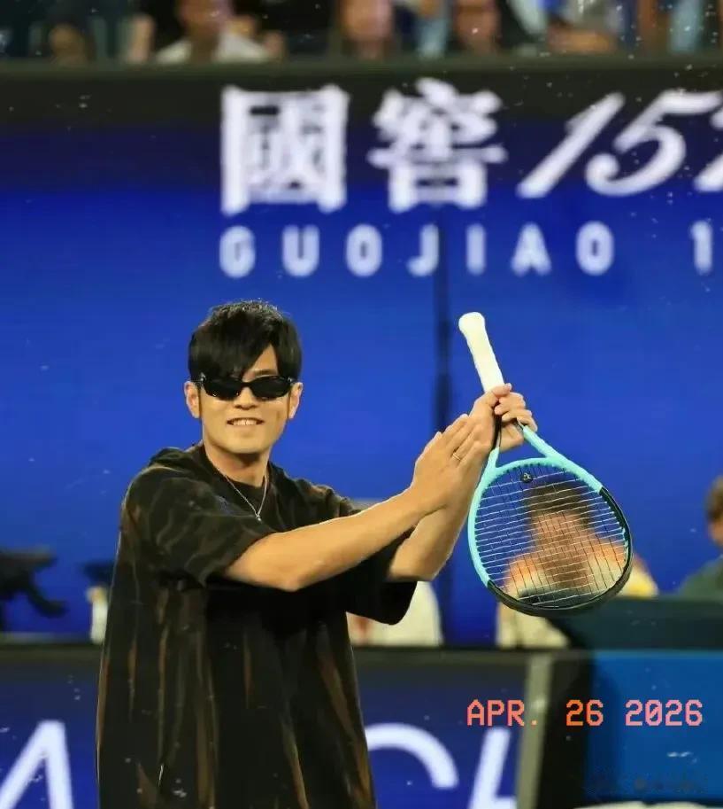 昆凌晒与周杰伦合影，庆祝其网球夺冠，周杰伦对着镜头卖萌！