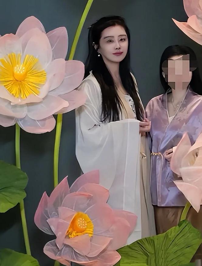 59岁王祖贤穿古装扮白素贞！又白又胖还有双下巴，一袭白衣也很美