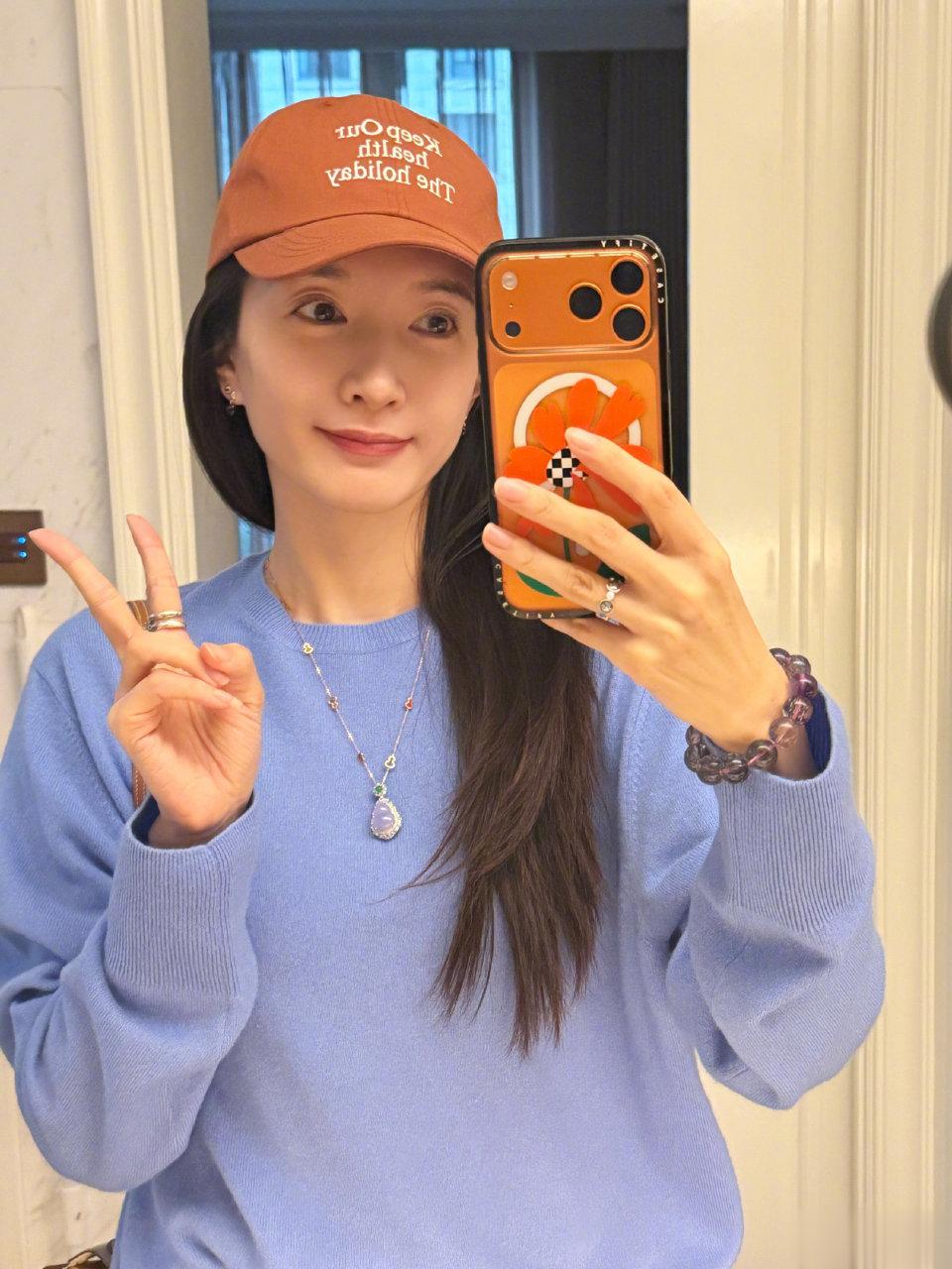 江疏影戴婚戒晒年夜饭!七菜一汤配茅台年味十足,穿蓝色毛衣好白