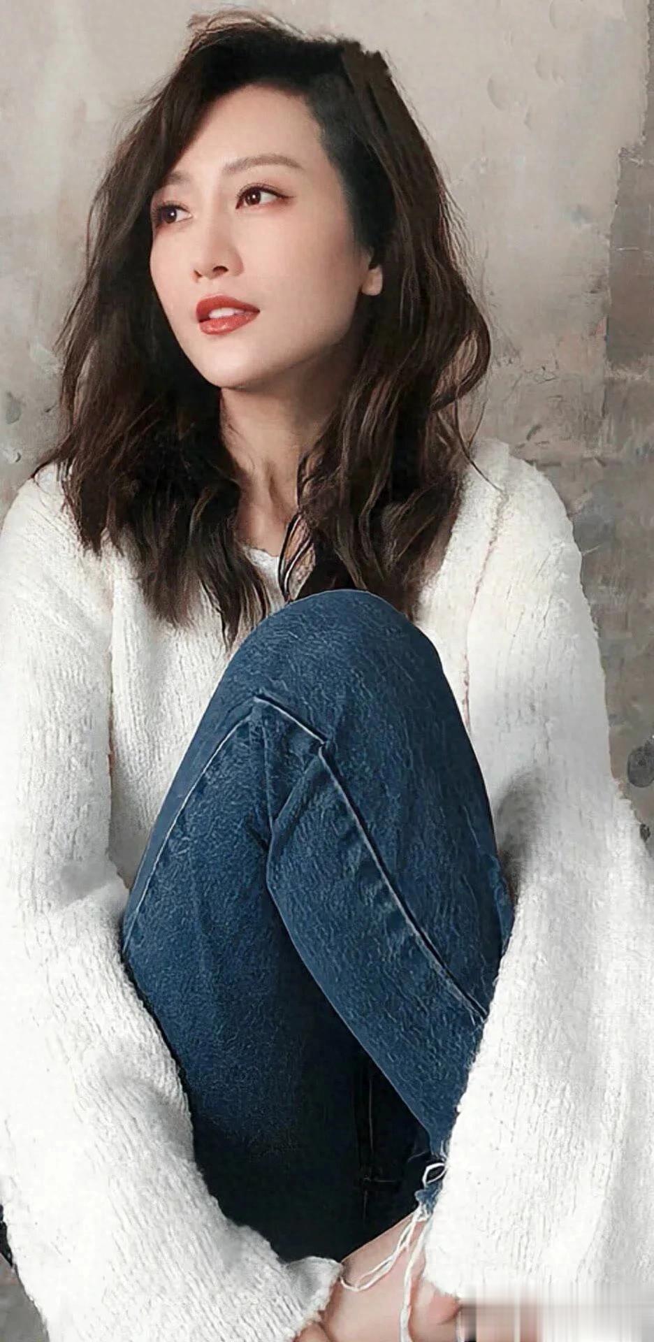 王鸥写真鉴赏|白毛衣+牛仔裤,简约又大方