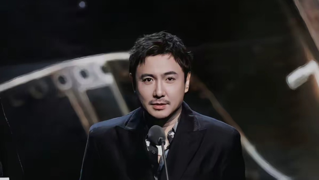 沈腾大年初八在海南宴客，妻子王琦素颜出镜胖又圆，儿子已8岁了