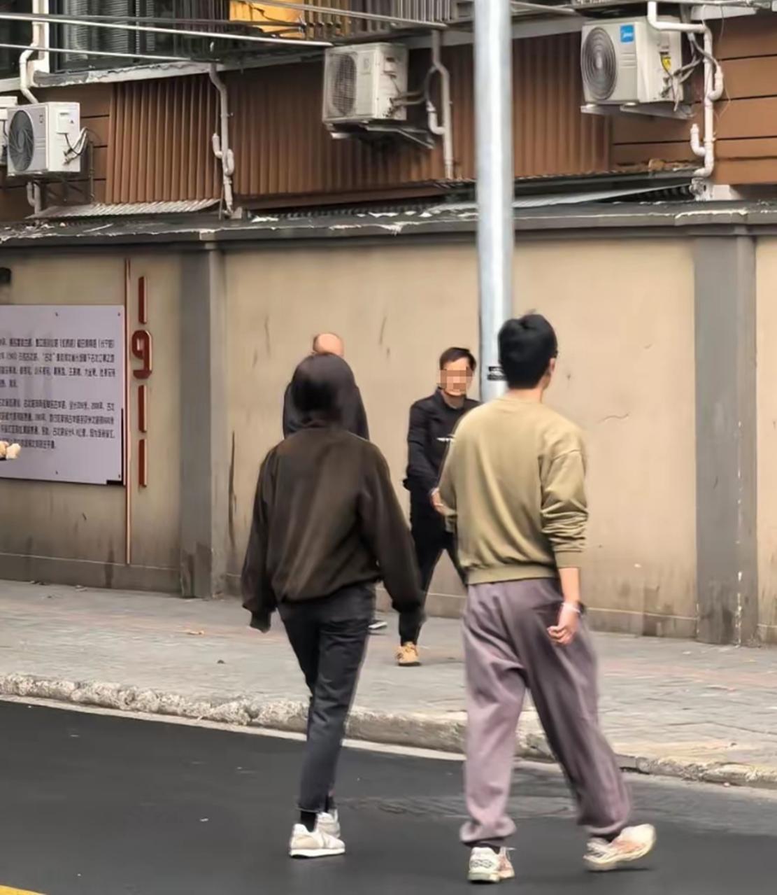 朱亚文一家四口逛乐园，和沈佳妮穿得比路人还朴素，俩女儿都好瘦