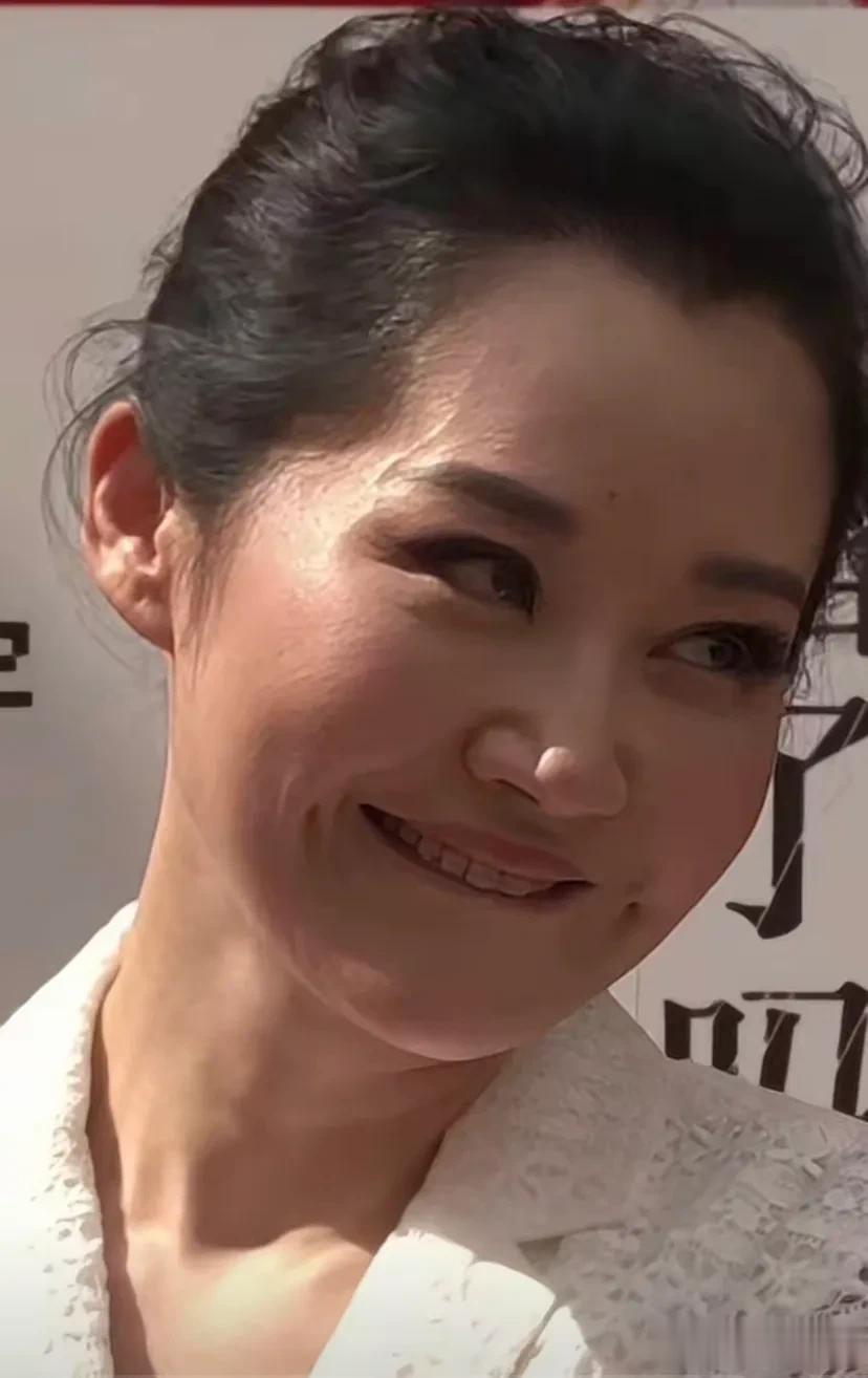 56岁许晴，无美颜无滤镜的状态，俩酒窝真的好美，不愧是第一美女