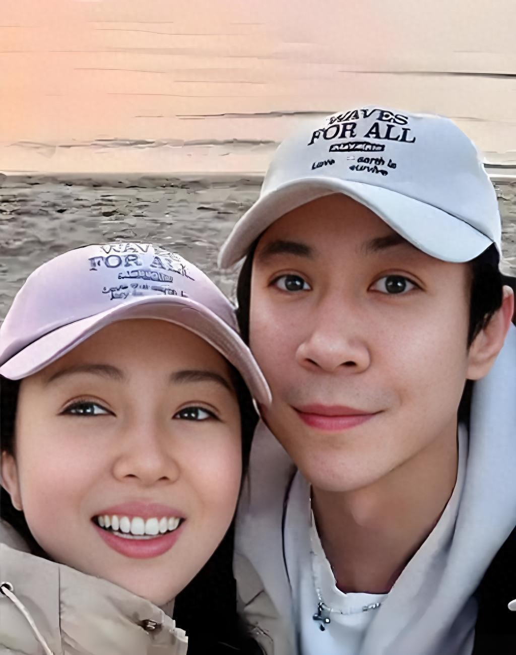 董璇大年初九回婆家,一家21口合照,张维伊外婆感动的热泪盈眶