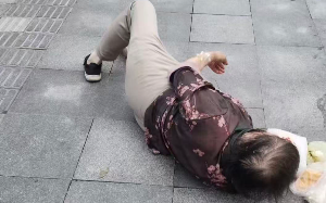 坏人变老了！恶老太摔倒，两位好心人扶起送医反被讹诈，法院不惯着它！