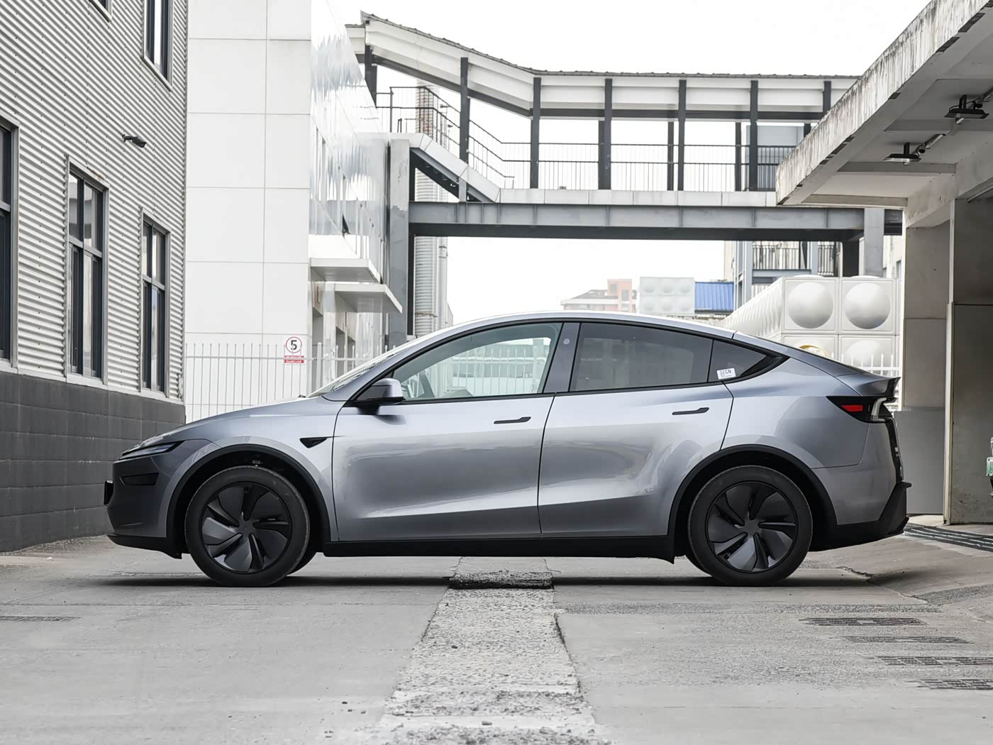 特斯拉Model Y以年度改款强势回击！外观依旧精致，纯电续航821Km